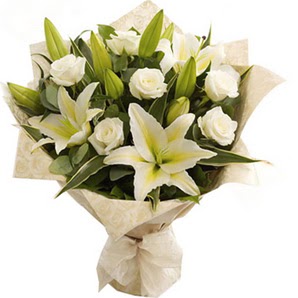  Mersin hediye çiçek yolla  3 dal kazablanka ve 7 adet beyaz gül buketi