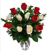 Vazo içerisinde 6 kırmızı 6 beyaz gül  Mersin güvenli kaliteli hızlı çiçek 