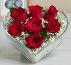 Kalp içerisinde 7 adet kırmızı gül  Mersin 14 şubat sevgililer günü çiçek 