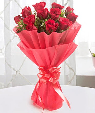 12 adet kırmızı gülden modern buket  Mersin anneler günü çiçek yolla 