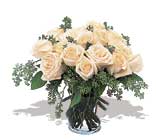 11 adet beyaz gül vazoda  Mersin uluslararası çiçek gönderme 