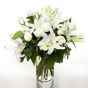  Mersin 14 şubat sevgililer günü çiçek  1 dal cazablanca 7 adet beyaz gül vazosu