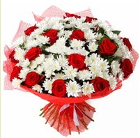 11 adet kırmızı gül ve beyaz kır çiçeği  Mersin çiçek yolla , çiçek gönder , çiçekçi  