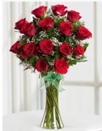 Cam vazo içerisinde 11 kırmızı gül vazosu  Mersin hediye çiçek yolla 