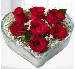 Kalp içerisinde 7 adet kırmızı gül  Mersin internetten çiçek satışı 